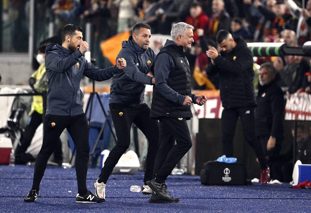 Nếu vô địch giải đấu cùng Roma, Mourinho lập thêm một kỷ lục khác khi trở thành HLV đầu tiên chinh phục cả 3 giải đấu cúp do UEFA tổ chức