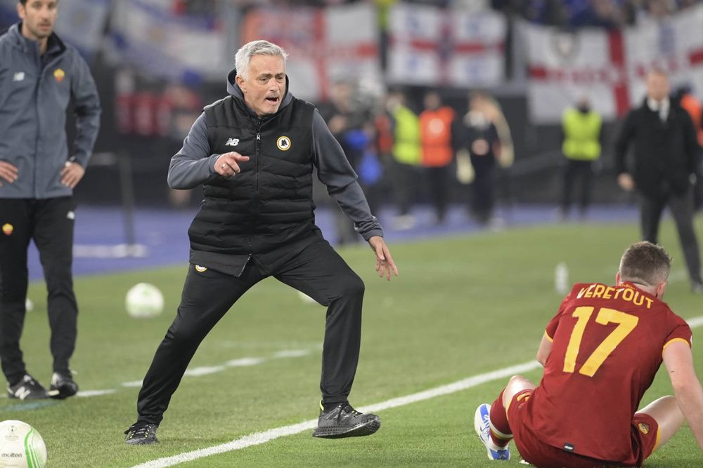 Khoảnh khắc HLV Jose Mourinho lao vào sân nhắc nhở học trò
