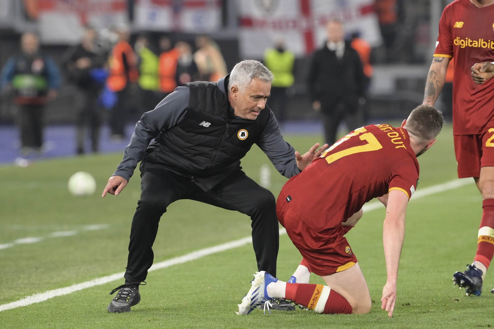 Với việc Roma giành chiến thắng trước Leicester, Mourinho trở thành nhà cầm quân đầu tiên trong lịch sử giành quyền vào chung kết giải đấu cúp châu Âu với 4 đội bóng khác nhau