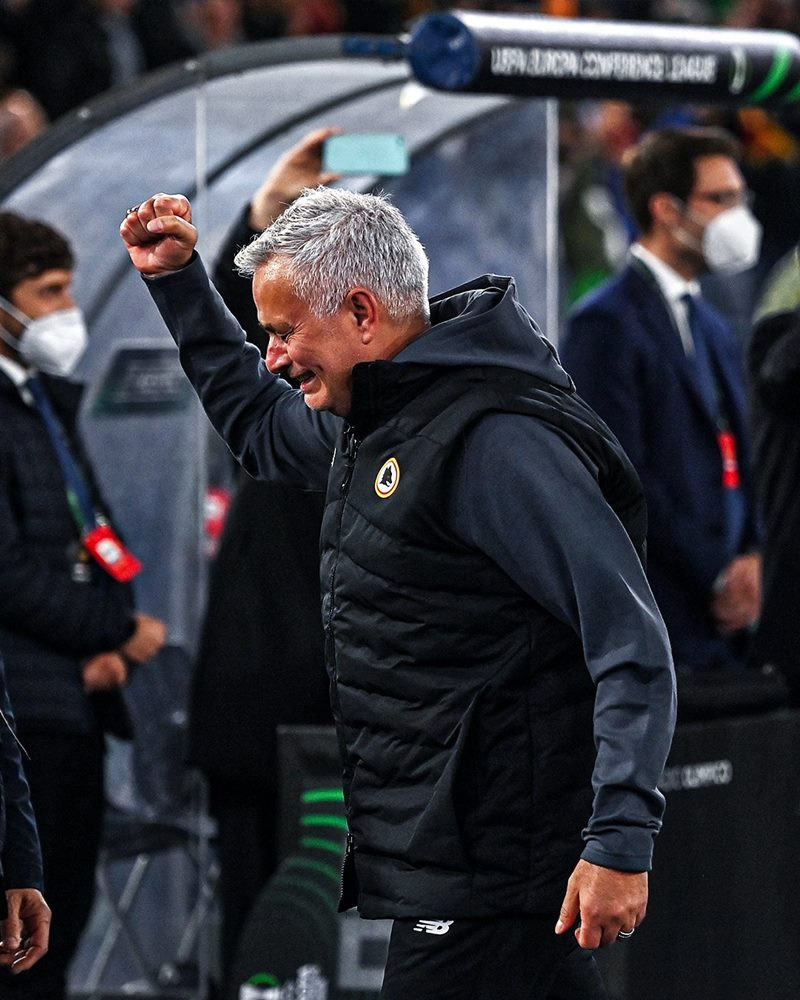 Khoảnh khắc HLV Mourinho bật khóc sau khi tiếng còi mãn cuộc vang lên