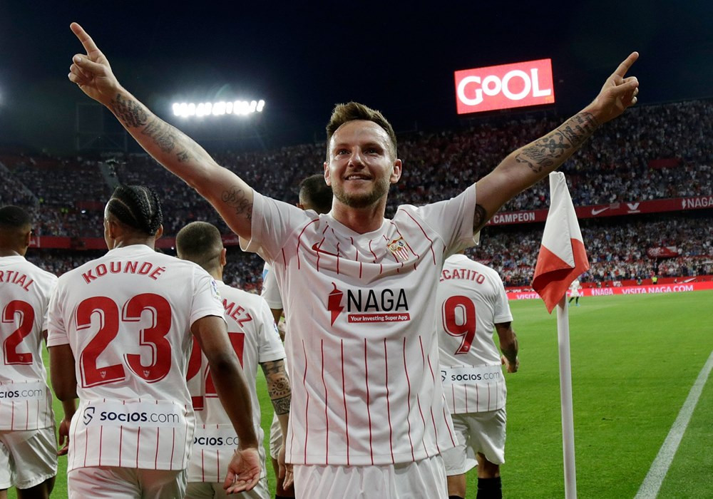 Tiền vệ Rakitic mở tỷ số cho Sevilla bằng cú sút phạt đẳng cấp ở phút thứ 21