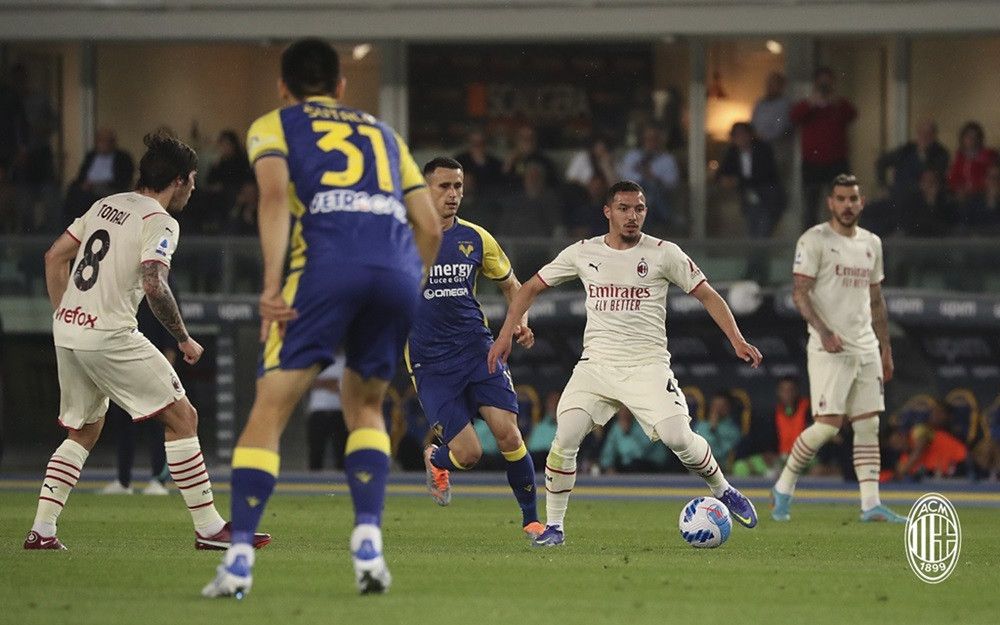 AC Milan làm khách trên sân Hellas Verona với mục tiêu giành trọn 3 điểm để đòi lại ngôi đầu từ tay Inter Milan