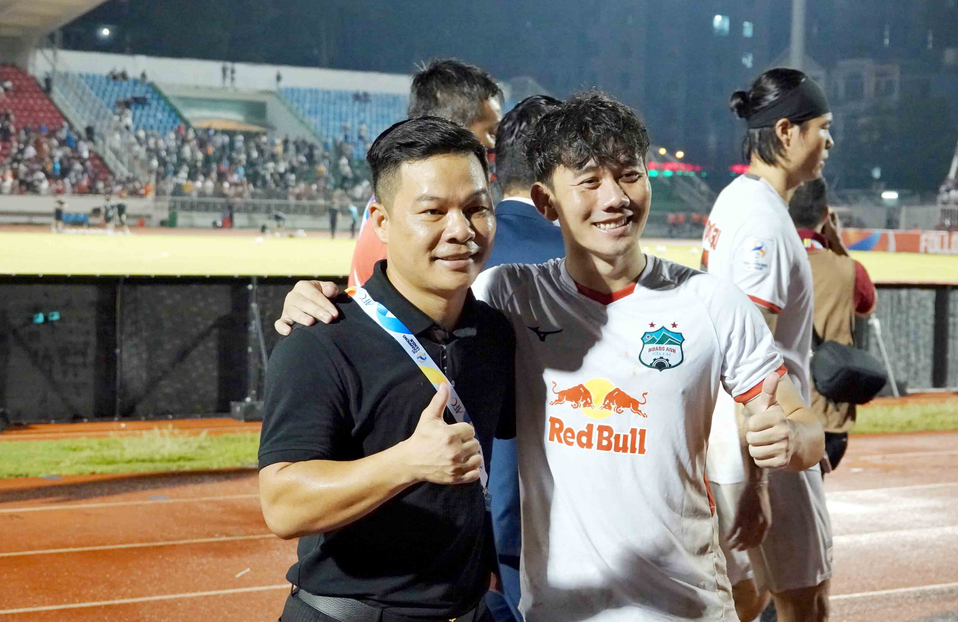 Minh Vương ăn mừng cùng người đồng hành đặc biệt của đội bóng phố Núi trong thời gian gần đây