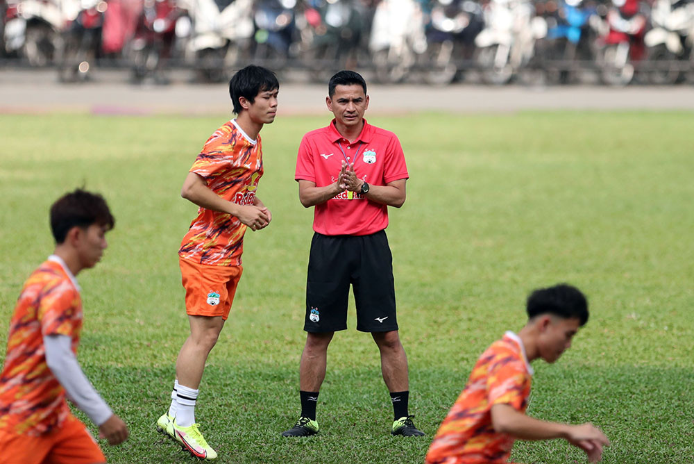 Có mặt tại TP.HCM vào ngày 12/4 để chuẩn bị cho các trận đấu tại vòng bảng AFC Champions League 2022 trên sân Thống Nhất, HAGL và HLV Kiatisuk rất hy vọng đội nhà có thể gây bất ngờ sau nhiều năm trở lại đấu trường nói trên.
