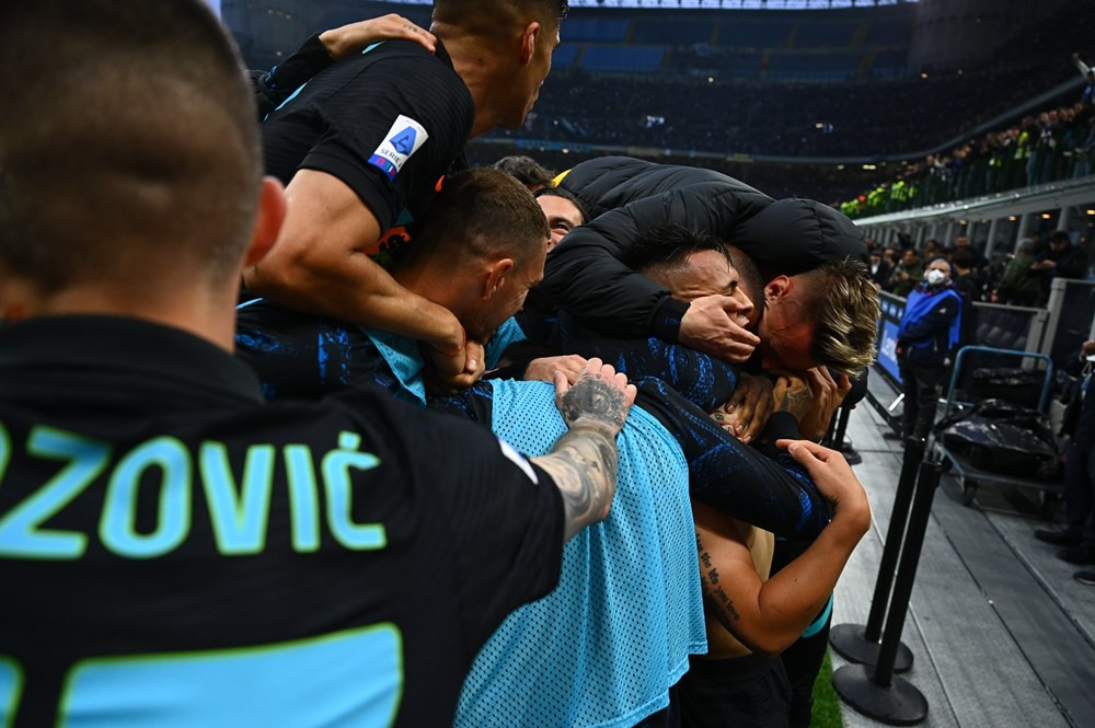 Niềm vui của các cầu thủ Inter sau khi đánh bại Empoli 4-2