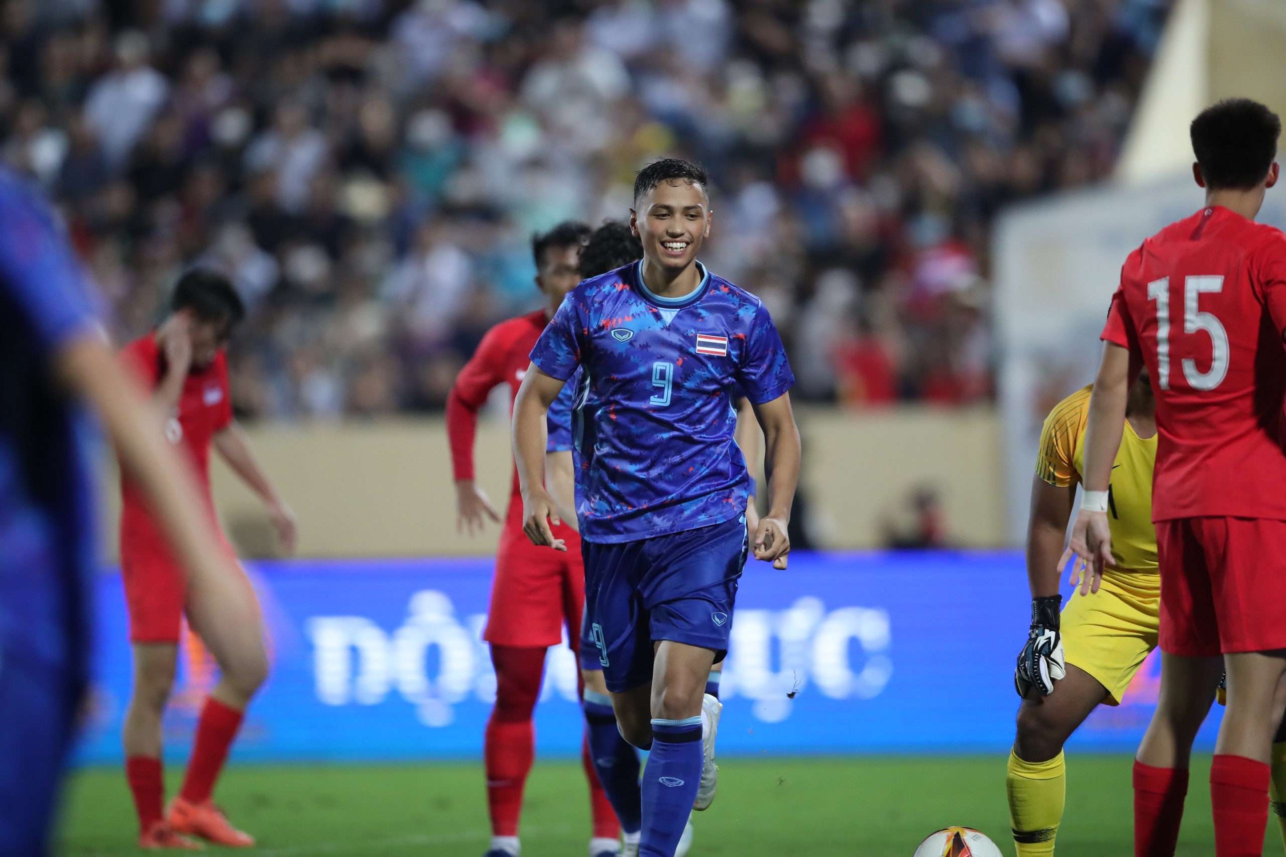 U23 Thái Lan dễ dàng có thêm 4 bàn thắng, trong đó có 1 pha phản lưới của U23 Singapore để giành thắng lợi với tỉ số rất đậm 5-0 