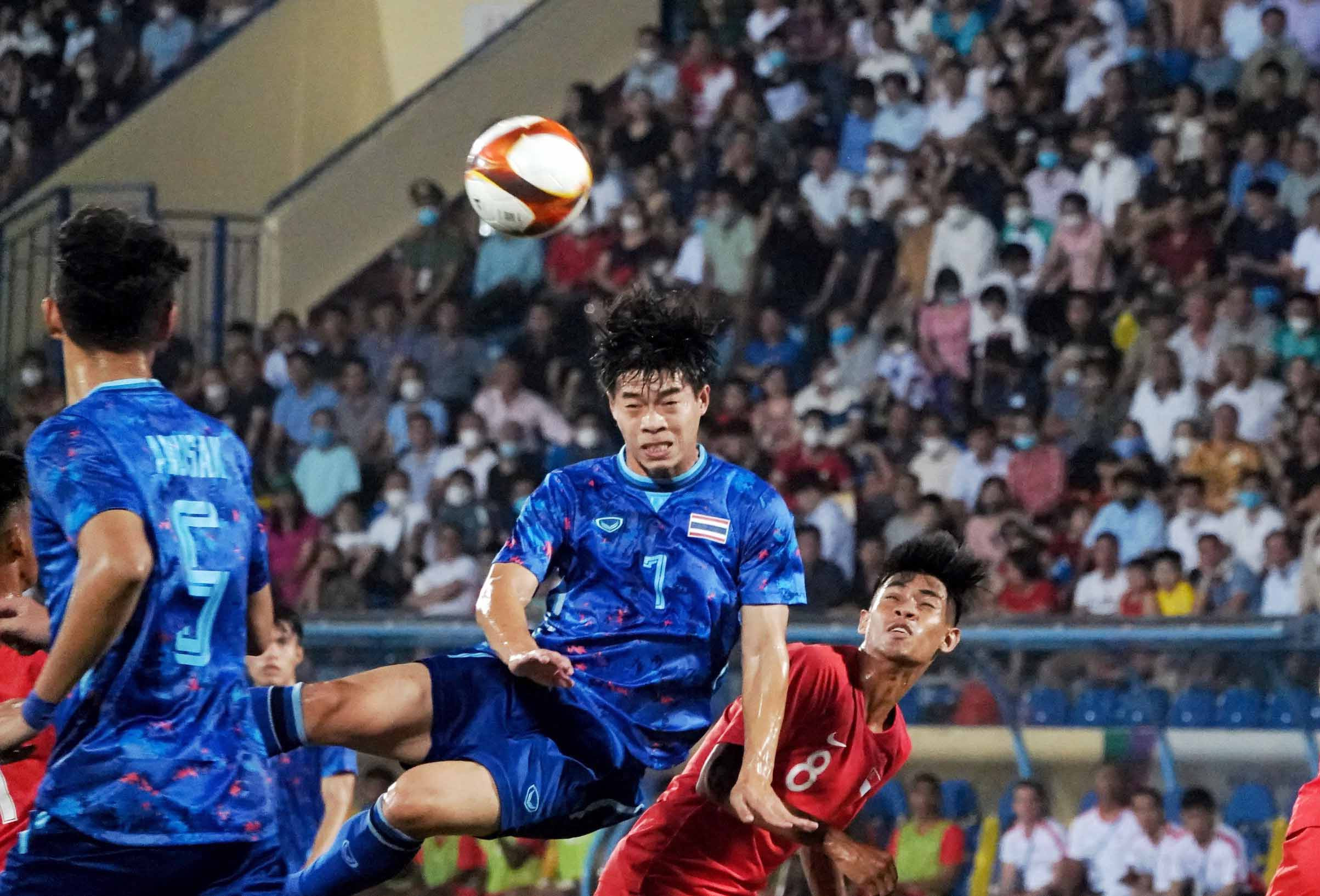 Tuy nhiên, các cầu thủ U23 Thái Lan gặp sự kháng cự khá quyết liệt từ U23 Singapore cũng đang cần chiến thắng sau trận hoà 2-2 hú vía trước U23 Lào ở trận ra quân.
