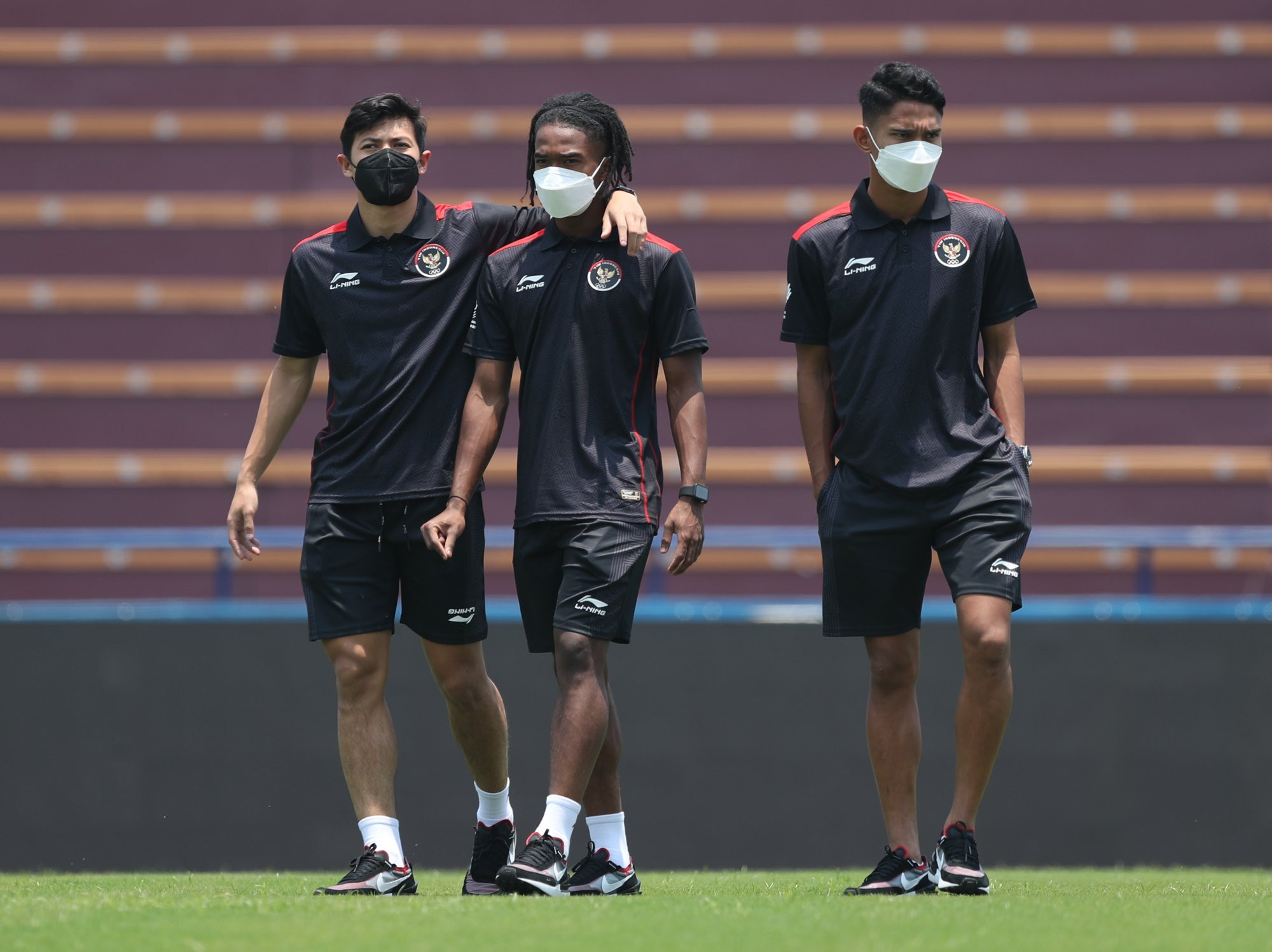 Các cầu thủ U23 Indonesia thong thả làm quen mặt cỏ sân Việt Trì 