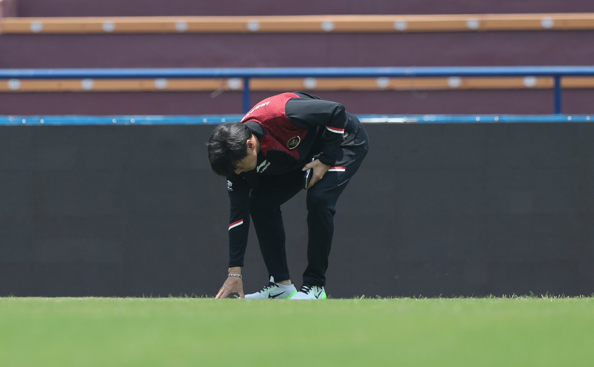 
Thuyền trưởng người Hàn Quốc của U23 Indonesia thở phào khi mặt cỏ thực sự chất lượng cho trận đấu gặp U23 Việt Nam vào tối 6/5.
