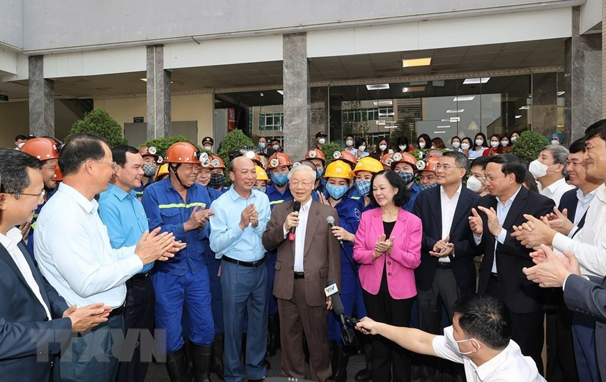 Tổng Bí thư Nguyễn Phú Trọng và các đại biểu chụp ảnh chung với cán bộ, công nhân Công ty than Vàng Danh tại khu tập thể 314. Ảnh: Trí Dũng/TTXVN