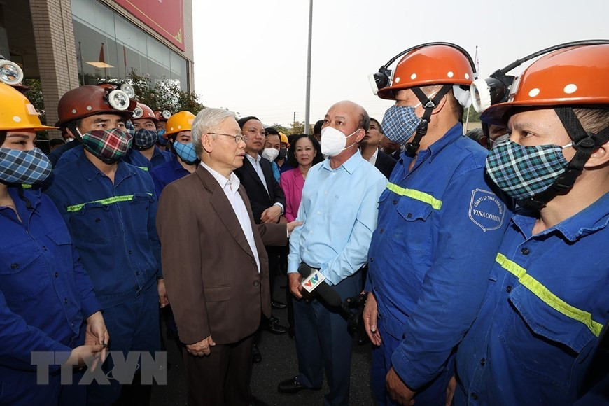 Tổng Bí thư Nguyễn Phú Trọng thăm, động viên cán bộ, công nhân Công ty than Vàng Danh tại khu tập thể 314 trước khi vào ca sản xuất. Ảnh: Trí Dũng/TTXVN