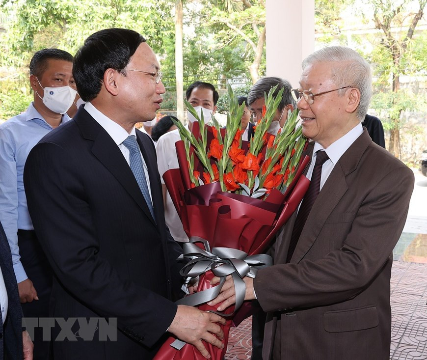 Thay mặt Đảng bộ, chính quyền và nhân dân tỉnh Quảng Ninh, đồng chí Nguyễn Xuân Ký, Ủy viên Trung ương Đảng, Bí thư Tỉnh ủy, Chủ tịch Hội đồng nhân dân tỉnh Quảng Ninh tặng hoa chào mừng Tổng Bí thư Nguyễn Phú Trọng. 