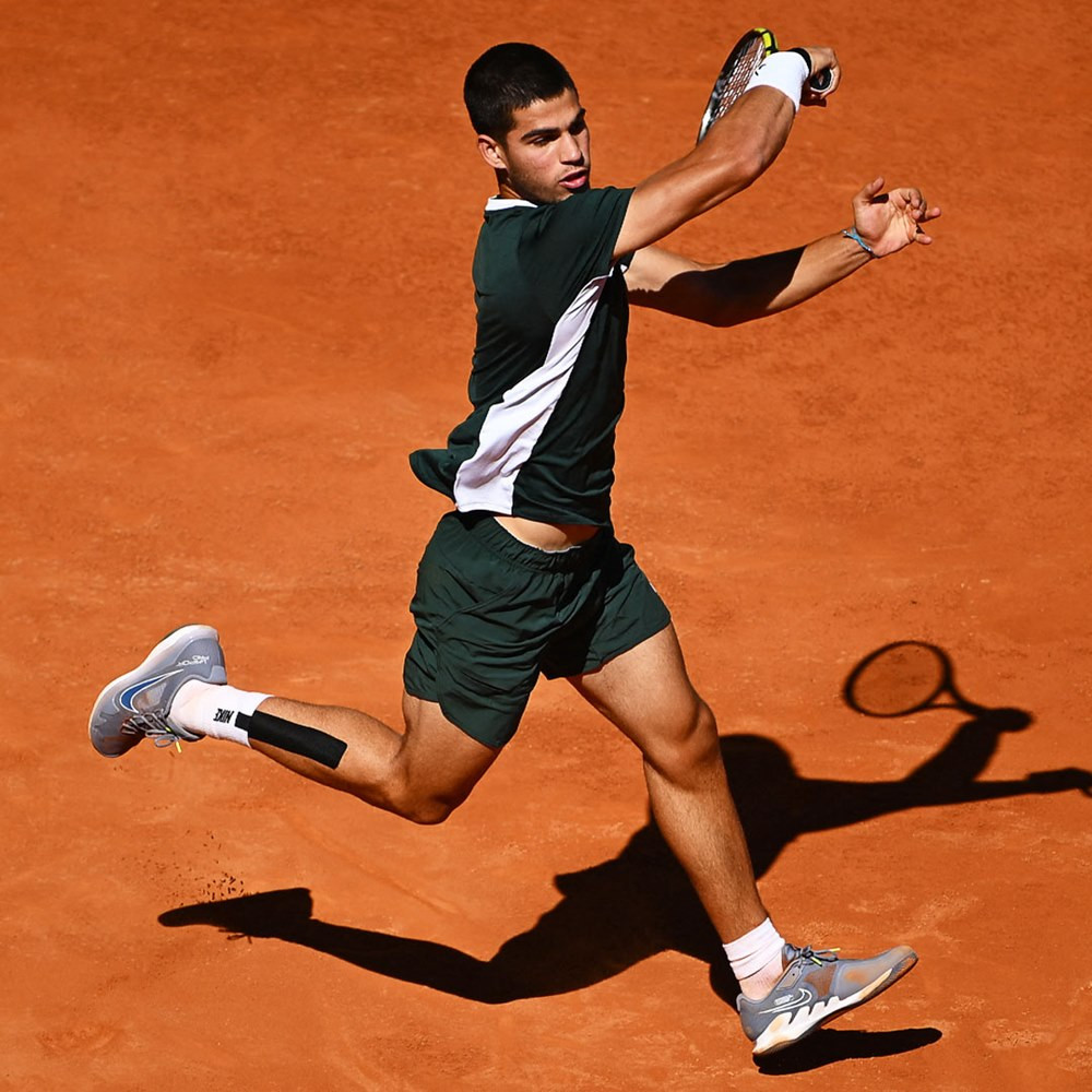 The player who has just turned 19 years old plays bravely, he causes a lot of difficulties for Novak