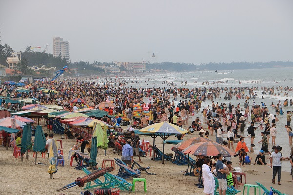 Tại khu vực bãi Trước, người dân tắm biển cũng khá đông.