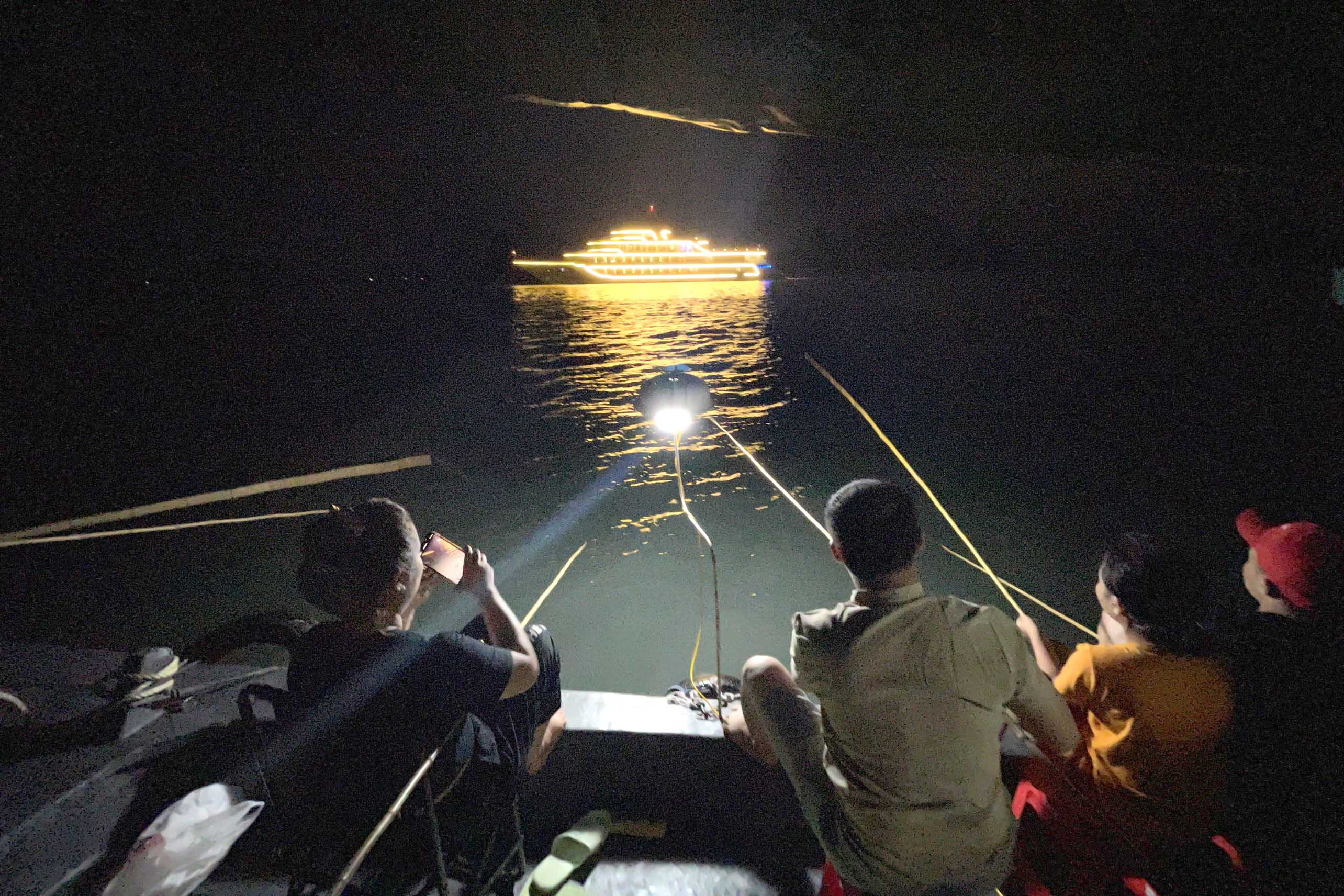 Đêm tối đen theo thuyền ra vịnh Hạ Long: Mất 2 triệu để săn con mực tươi rói - Ảnh 11.