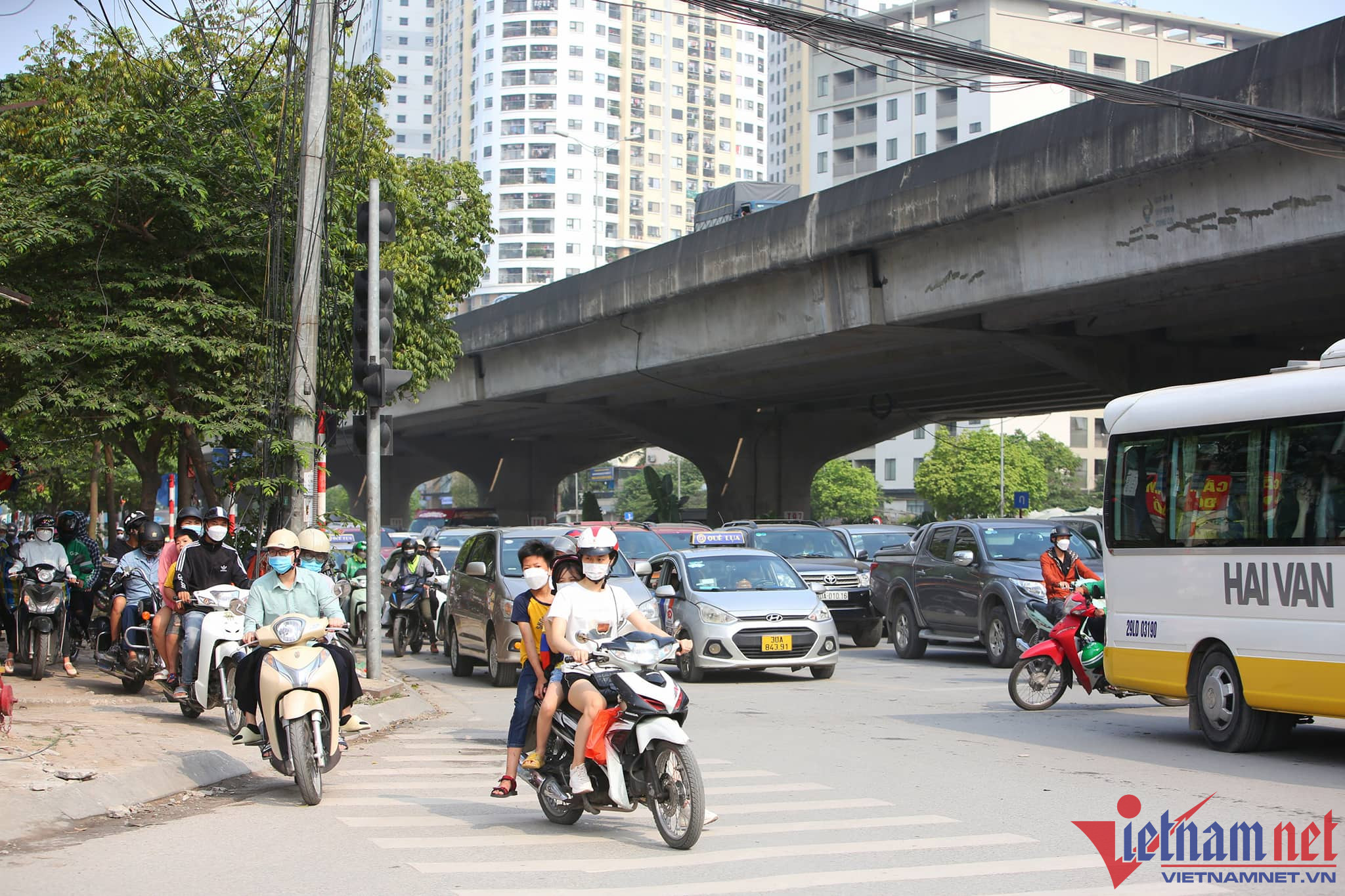 Tuyến đường Nghiêm Xuân Yêm, xe máy, ô tô nhích từng cen-ti- mét để di chuyển. 