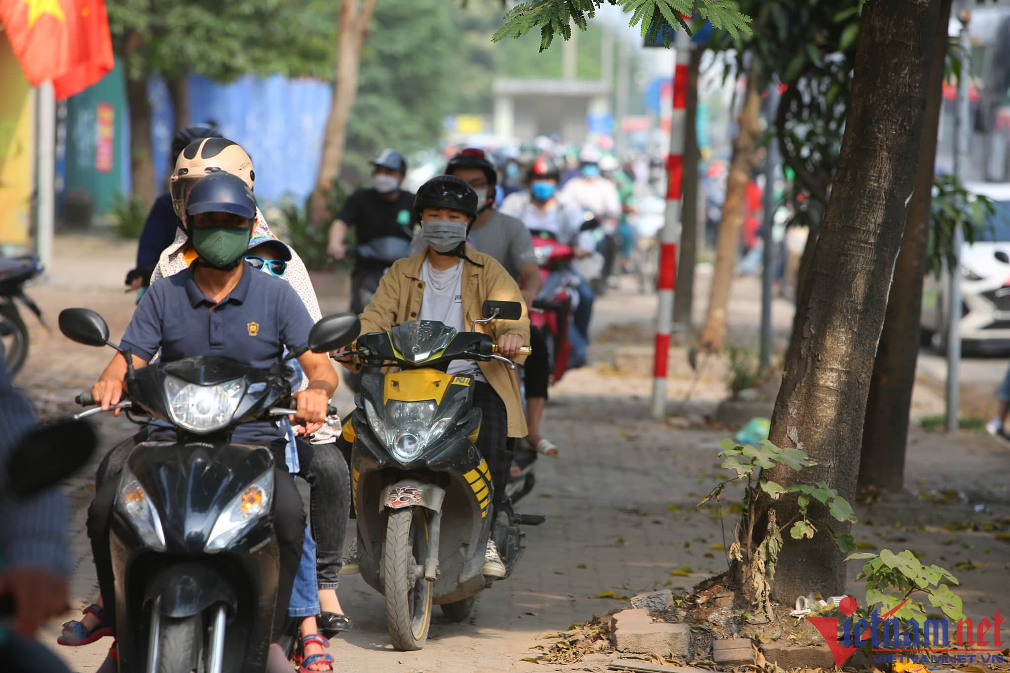 Xe máy cũng lao lên vỉa hè.