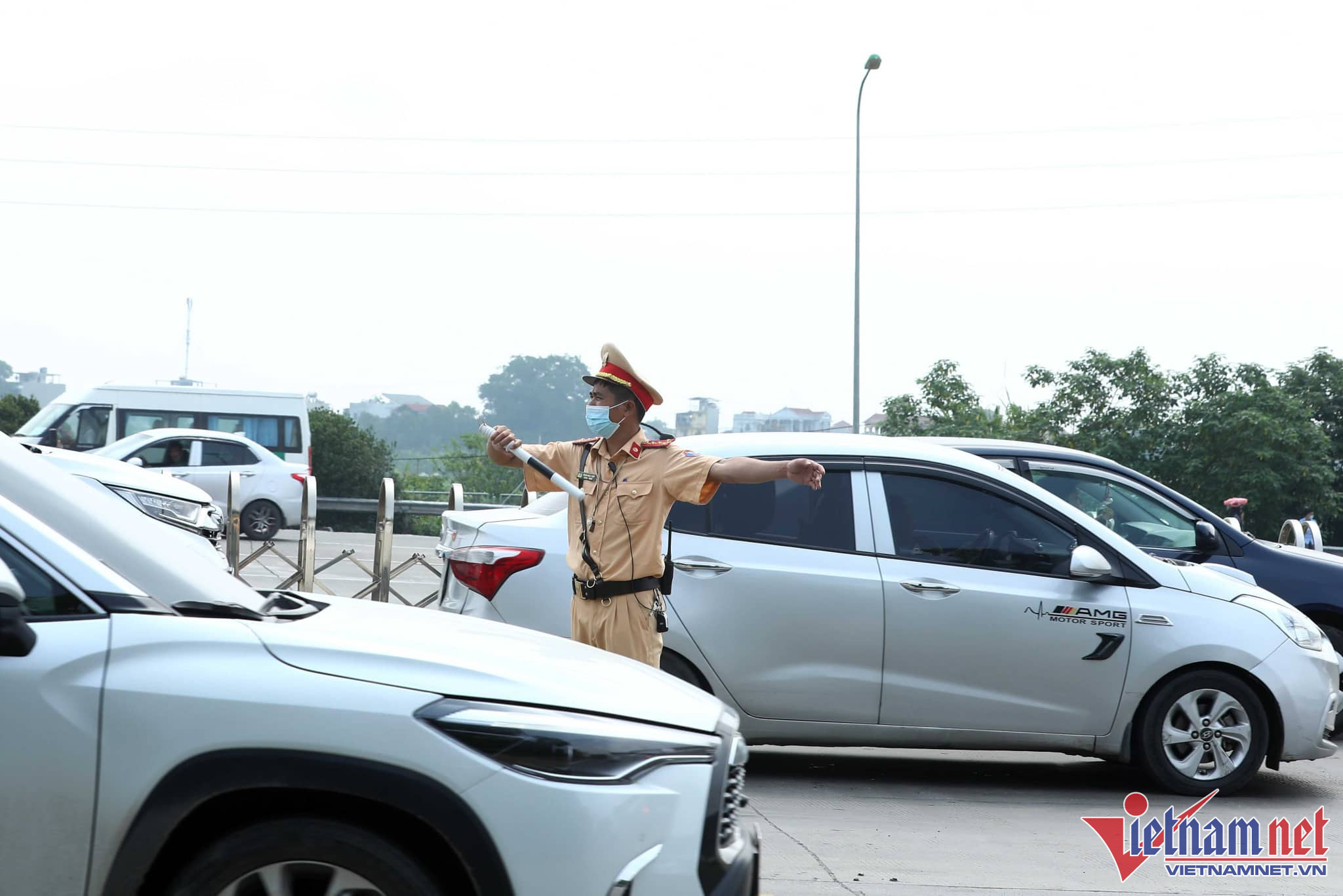 Đội Tuần tra kiểm soát giao thông đường bộ cao tốc số 3 (Cục Cảnh sát giao thông) cho biết, do lượng phương tiện tăng cao gấp 3, 4 lần ngày thường dồn về tuyến cao tốc Pháp Vân - Cầu Giẽ nên phương tiện di chuyển khó khăn.