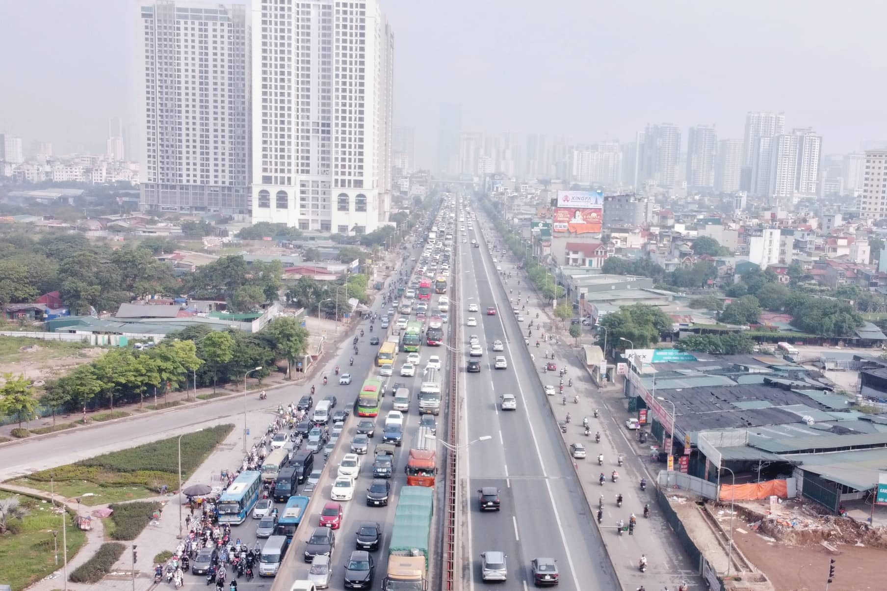 8h30, đường Vành đai 3 trên cao (đoạn qua Tòa án nhân dân TP Hà Nội) vẫn ùn tắc kéo dài.