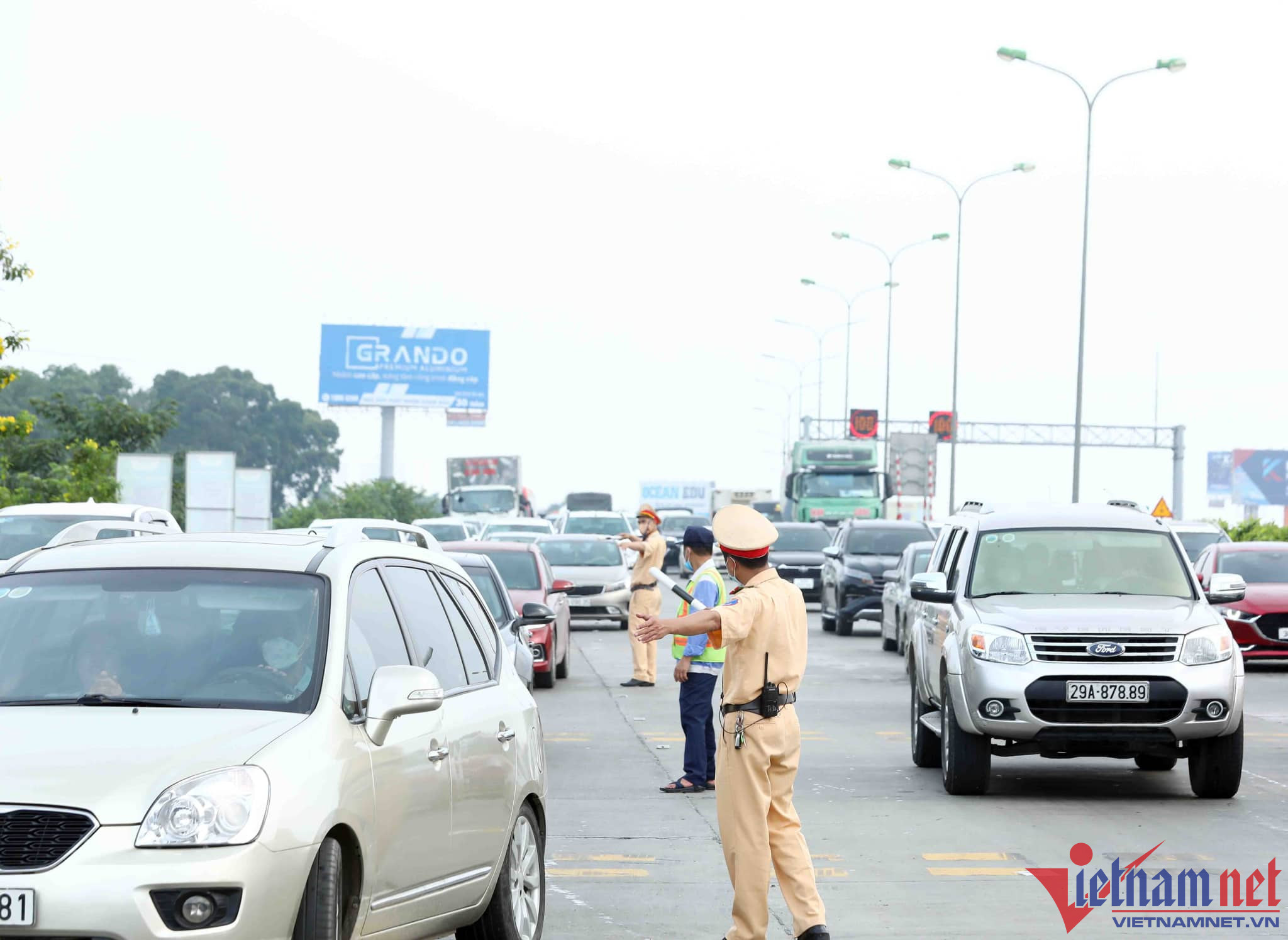 Đơn vị đã bố trí lực lượng dùng mô tô chuyên dụng, ô tô nhắc nhở, hướng dẫn phương tiện.