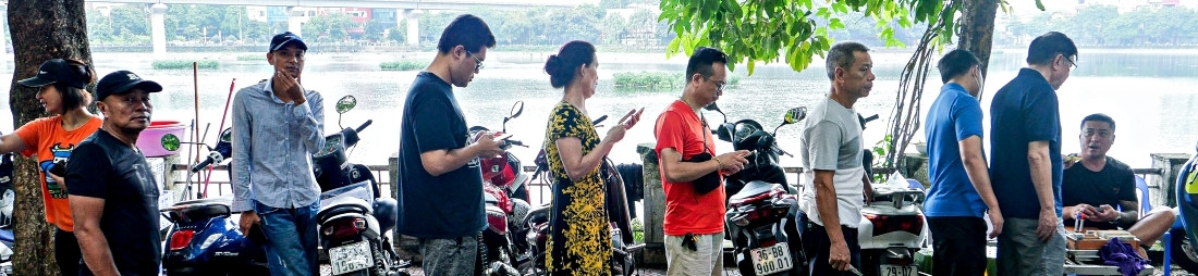 Xếp hàng chờ ăn: Văn minh hay 'miếng khổ'?