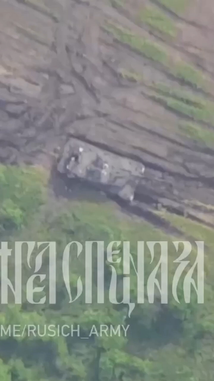 Video máy bay không người lái Nga tập kích xe tăng Leopard 2A6 của Ukraine