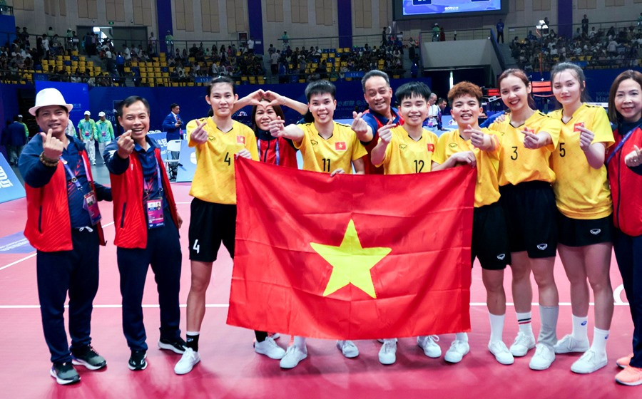 cau may 4 nu viet nam.jpg