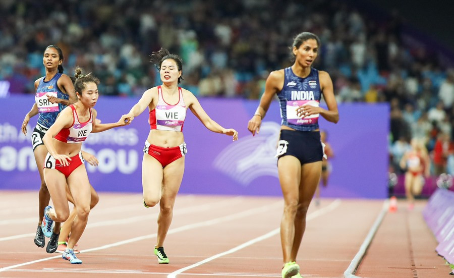 chay tiep suc 4x400m nu 1.jpg