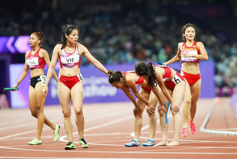 chay tiep suc 4x400m nu.jpg