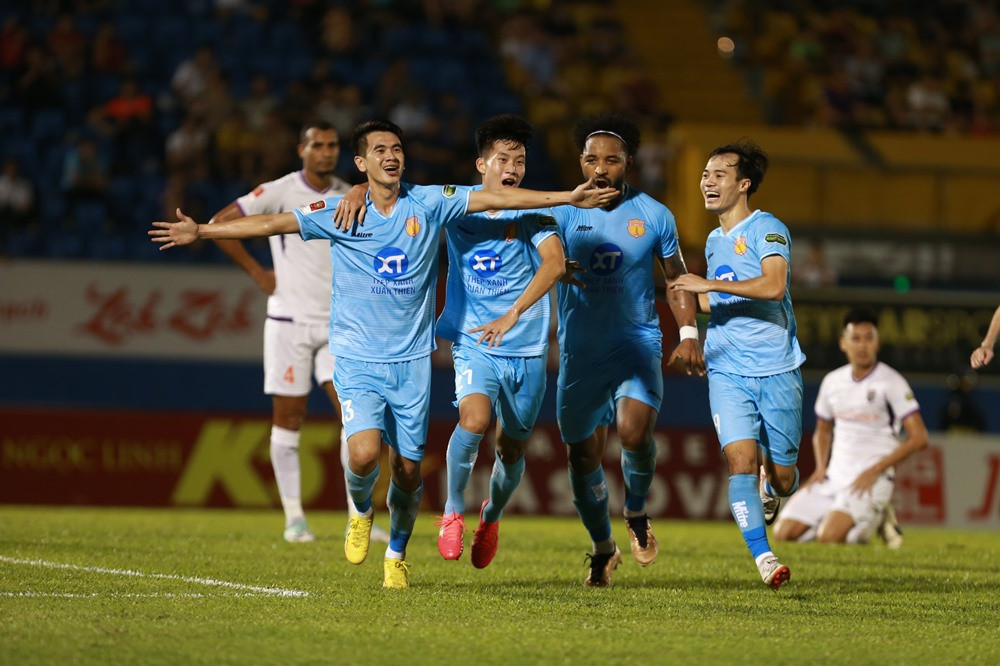 binh duong vs nam dinh 1.jpg