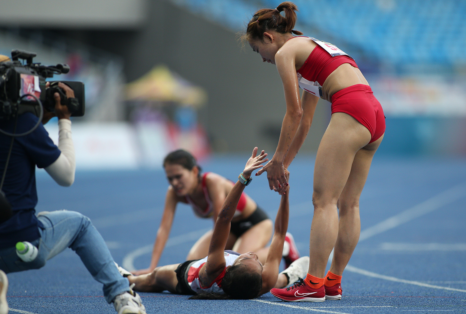 Nguyễn Thị Oanh: Cuộc đua đốt thể lực và hành động đẹp với đối thủ