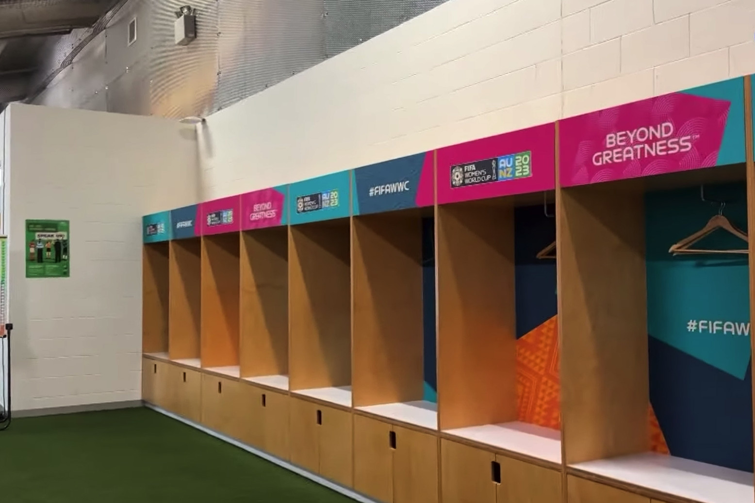 Cận cảnh phòng thay đồ đẳng cấp 5 sao của tuyển nữ Việt Nam