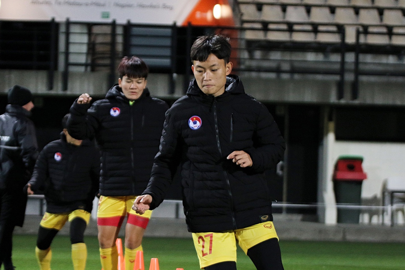 Tuyển nữ Việt Nam 'nếm' cái lạnh dưới 10 độ C ở New Zealand