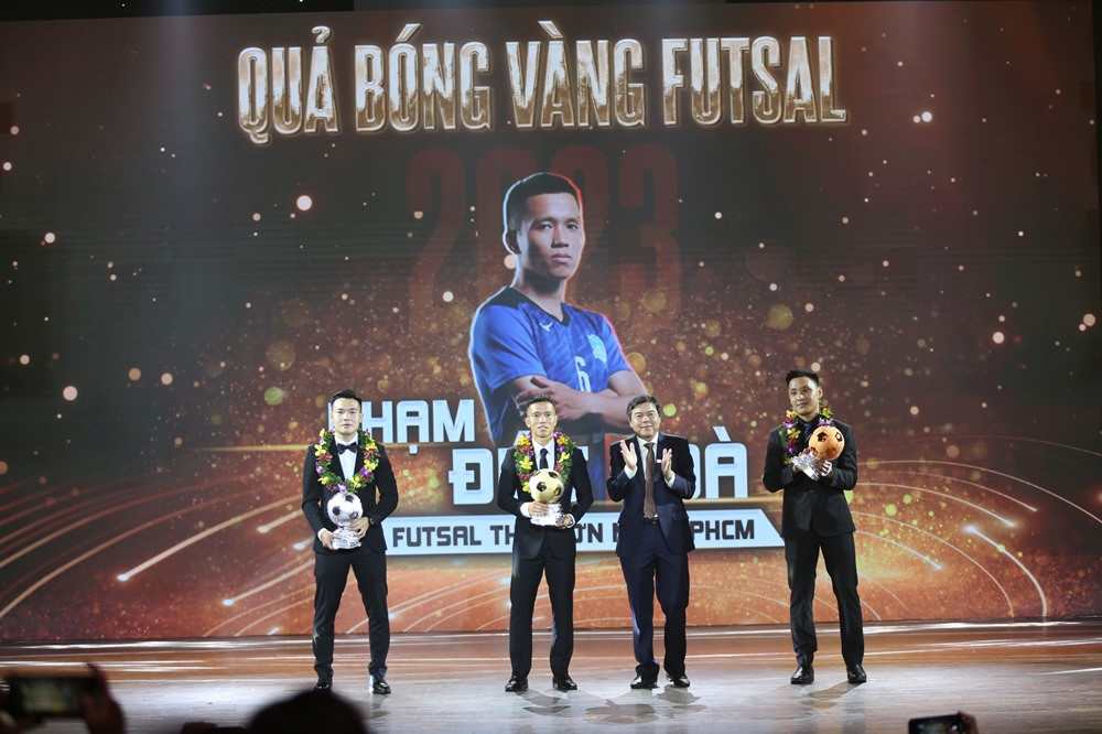 qua bong vang futsal.jpg