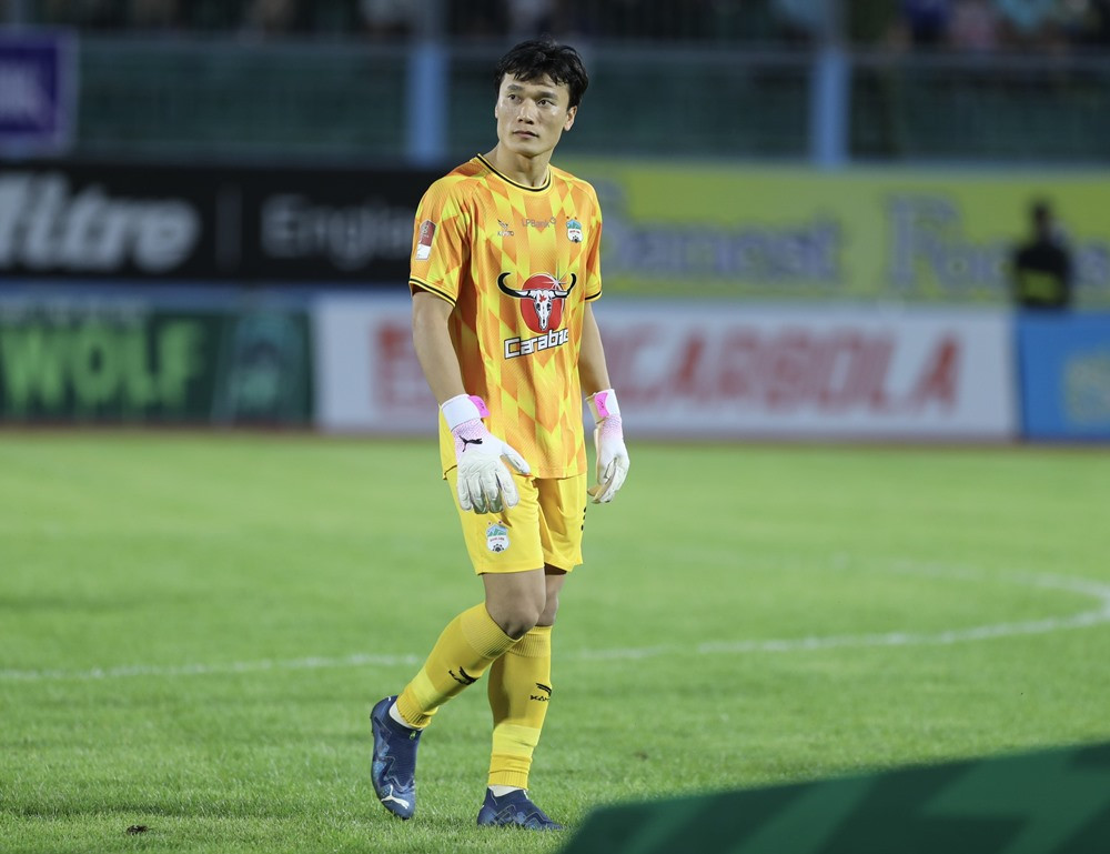 khanh hoa vs hagl bui tien dung.jpg