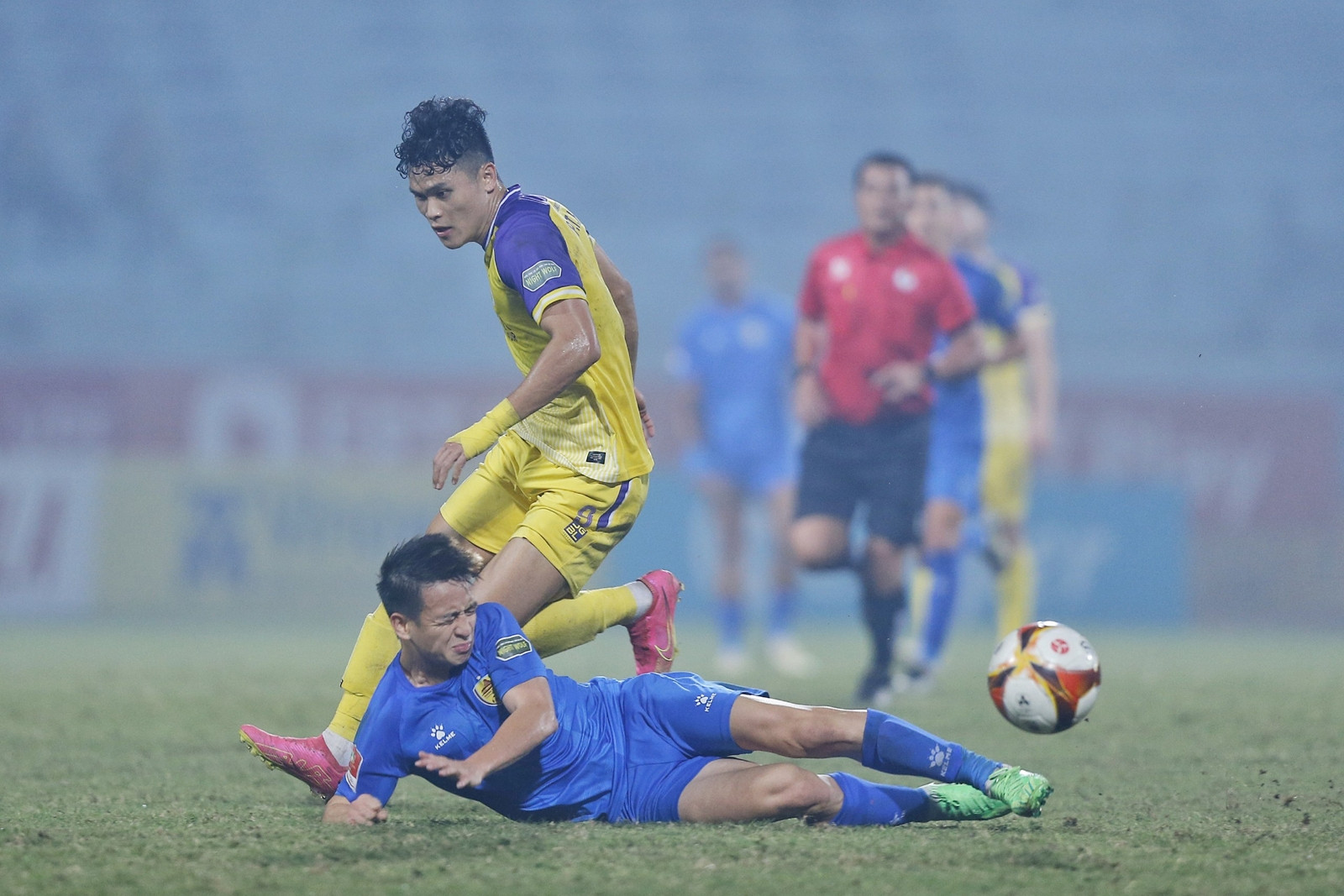 Tuấn Hải lật cổ chân, lo không thể lên tuyển Việt Nam