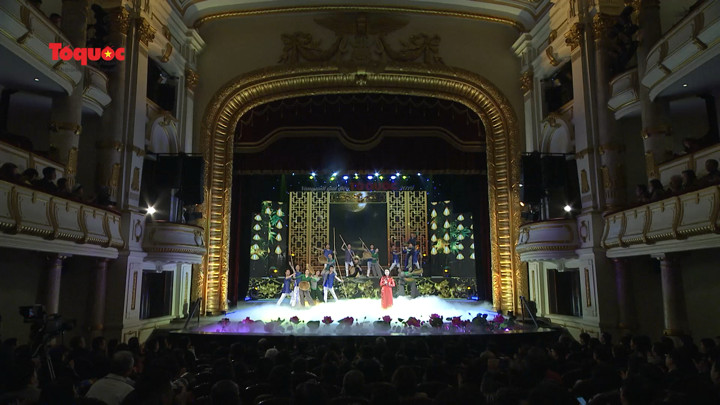 NSƯT Việt Hoàn thể hiện bài hát Nắng ấm quê hương