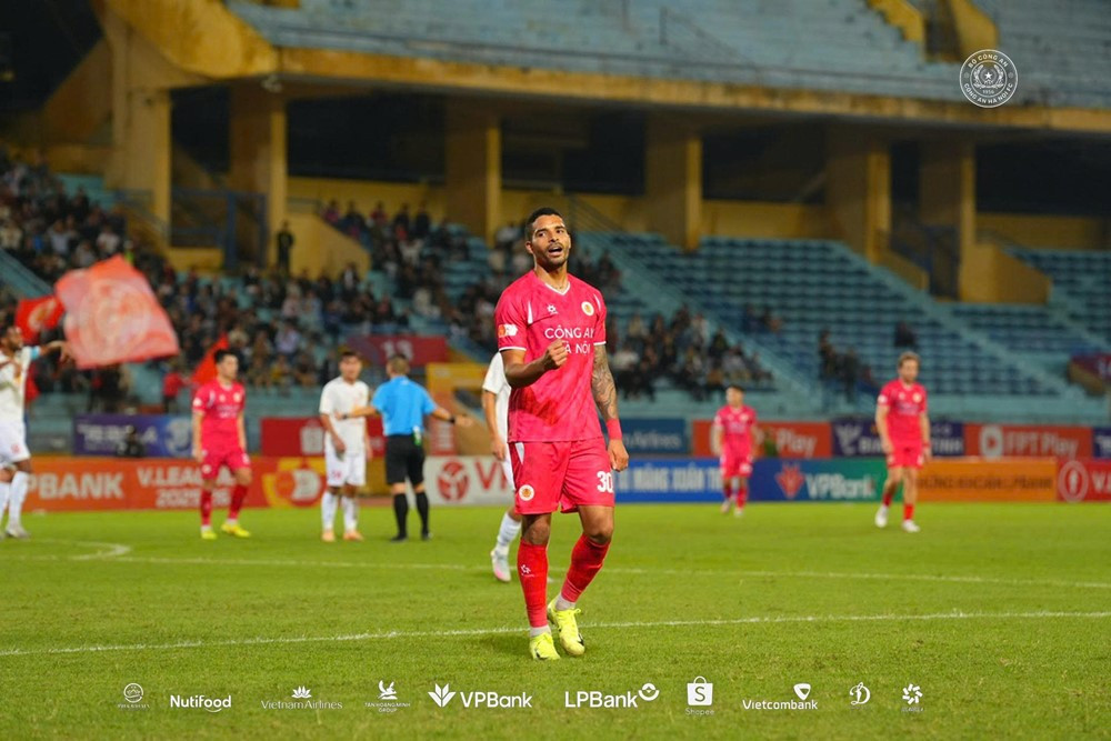 Quang Hải vụt sáng, CAHN chờ lấy ngôi đầu của Ninh Bình https://vms-files.vietnamnet.vn/vps_images/000001/000003/2025/11/10/cahn-vs-ha-tinh-3-3382.jpg?width=0&s=1JjtigpisZEmZshLkva15g