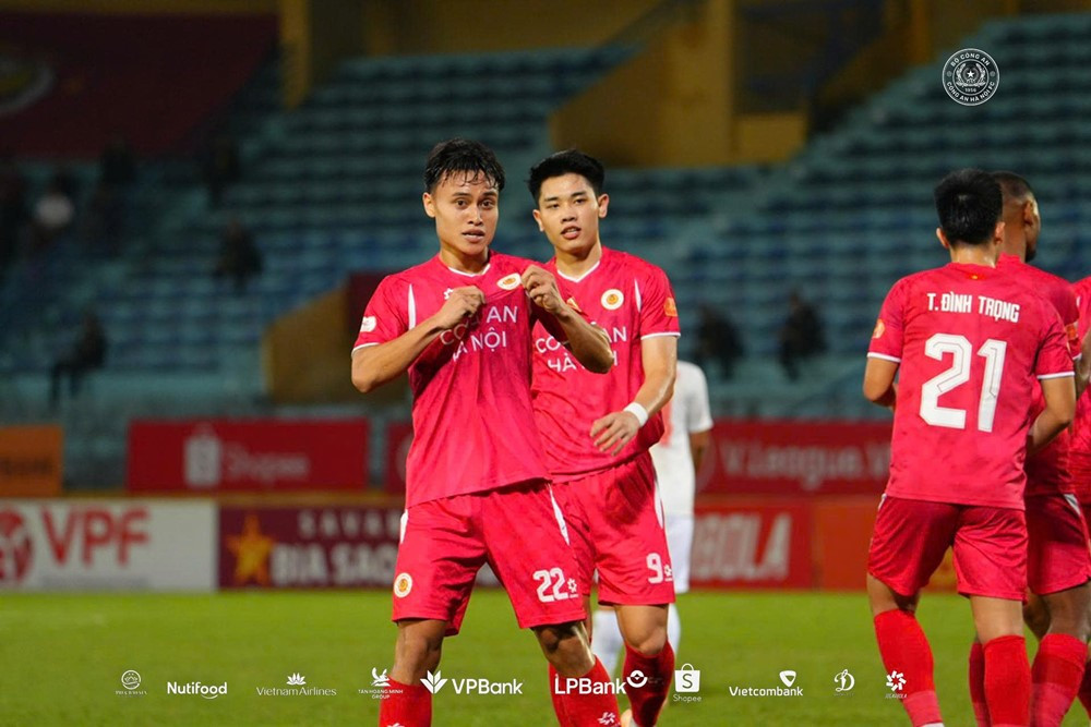 Quang Hải vụt sáng, CAHN chờ lấy ngôi đầu của Ninh Bình https://vms-files.vietnamnet.vn/vps_images/000001/000003/2025/11/10/cahn-vs-ha-tinh-3262.jpg?width=0&s=zr0jApxiT9-ZgmCZbp5lTQ