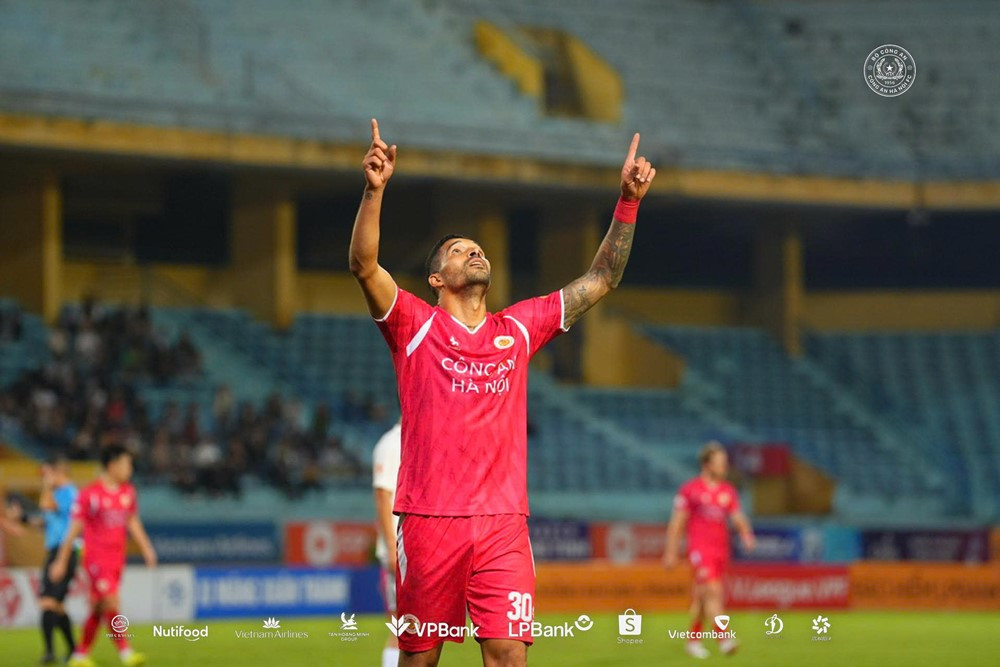 Quang Hải vụt sáng, CAHN chờ lấy ngôi đầu của Ninh Bình https://vms-files.vietnamnet.vn/vps_images/000001/000003/2025/11/10/cahn-vs-ha-tinh-4-3381.jpg?width=0&s=dmlWJL10F4gb_nWbcHFv5A