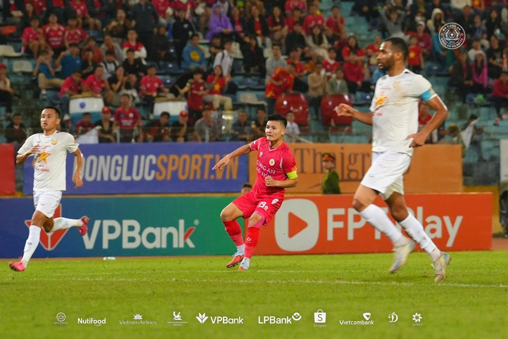 Quang Hải vụt sáng, CAHN chờ lấy ngôi đầu của Ninh Bình https://vms-files.vietnamnet.vn/vps_images/000001/000003/2025/11/10/cahn-vs-ha-tinh-5-3383.jpg?width=0&s=AzEGXWw-7cTXYV_w241B0Q