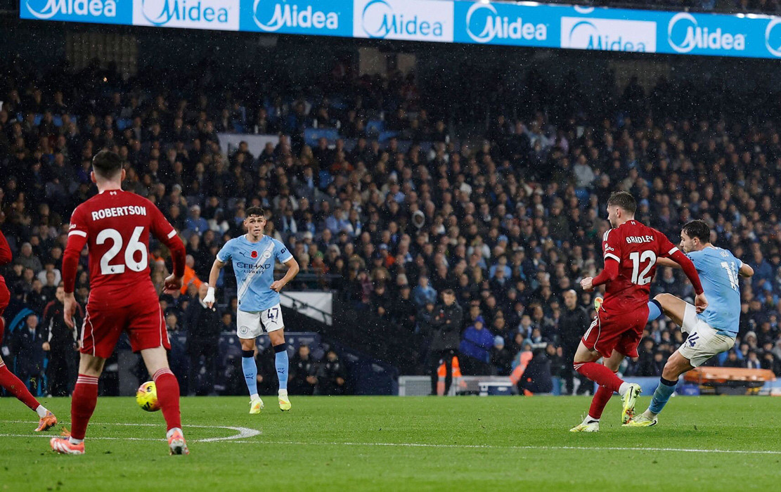 resources_premierleague_pulselive_com 2025 11 09T172020Z_1692670119_UP1ELB91C5U4T_RTRMADP_3_SOCCER ENGLAND MCI LIV (1).jpg