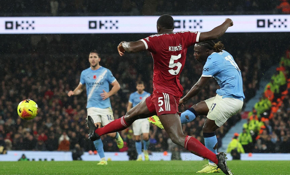 resources_premierleague_pulselive_com 2025 11 09T180118Z_1506615554_UP1ELB91E2578_RTRMADP_3_SOCCER ENGLAND MCI LIV.jpg