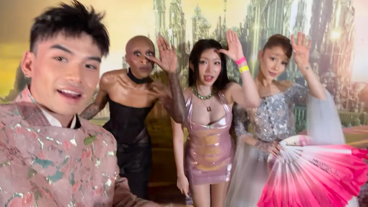 Ariana Grande đu trend Em chào sếp