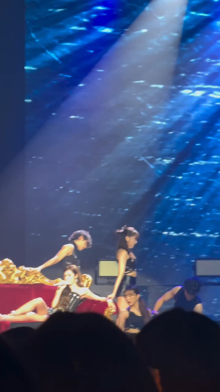 Nữ ca sĩ trình diễn