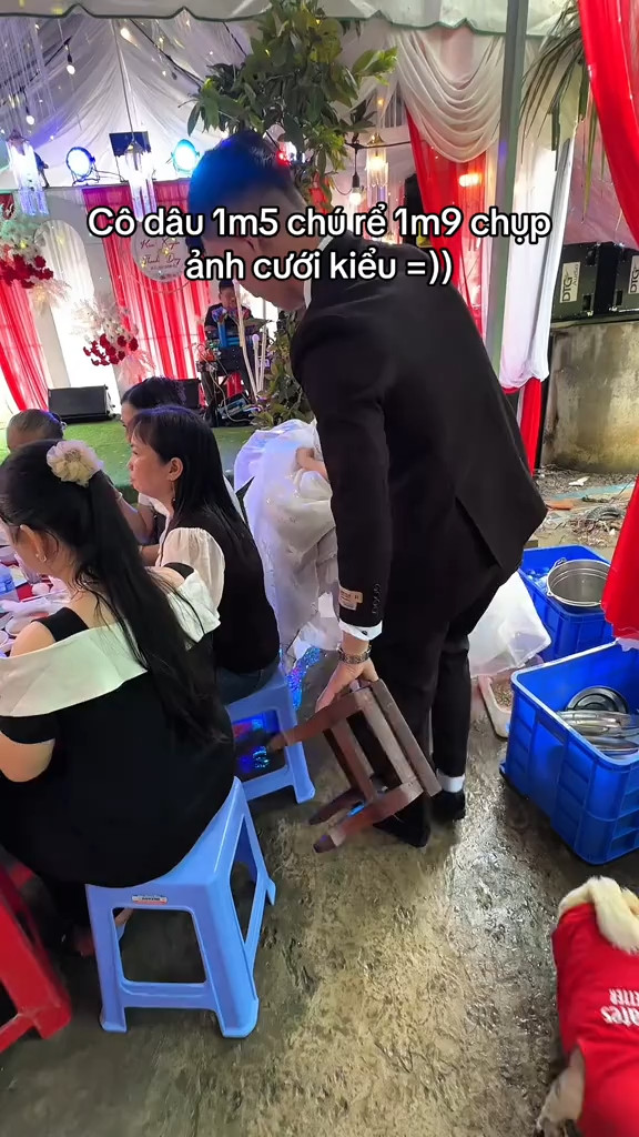 Chú rể bắc ghế cho cô dâu đi cảm ơn khách mời