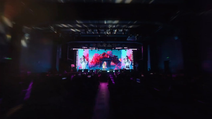 Lâm Hạ Vy trong buổi biểu diễn âm nhạc