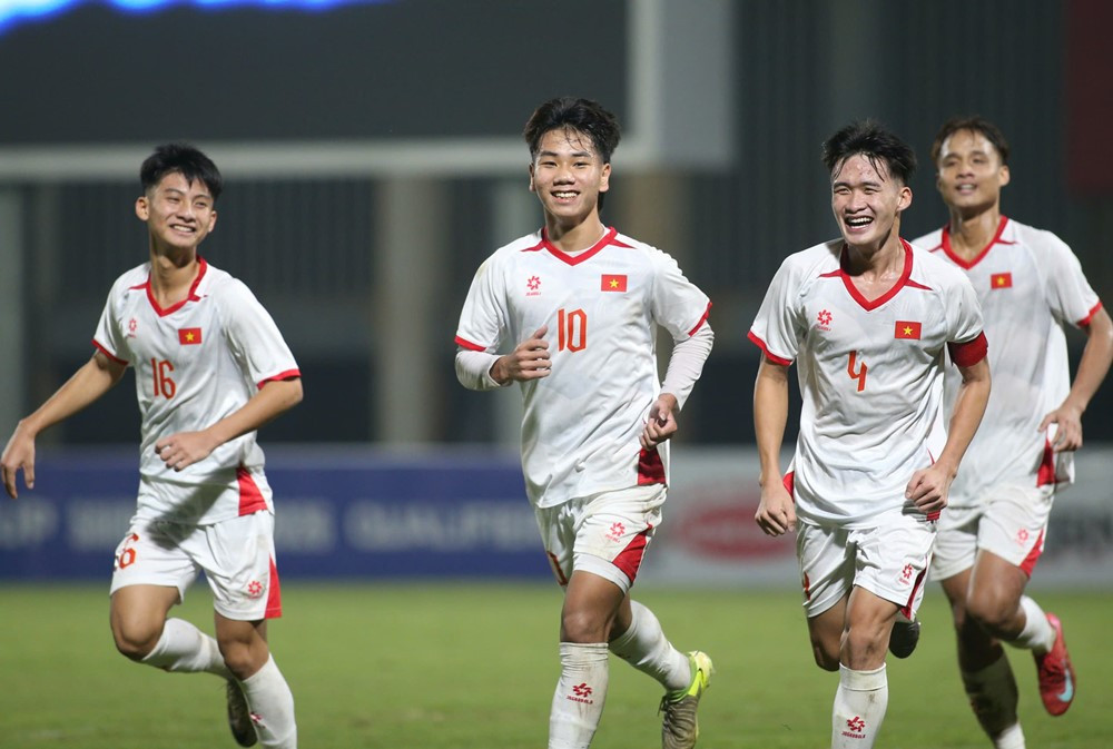 u17 viet nam vs u17 singapore 2.jpg