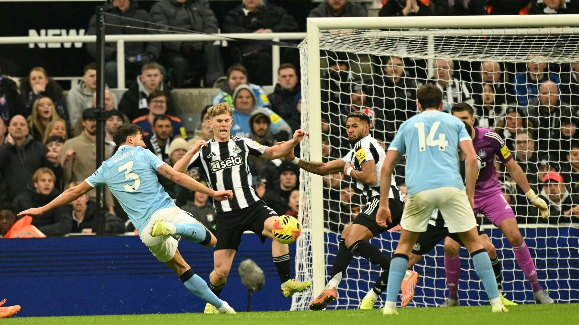 resources_premierleague_pulselive_com 2025 11 22T185322Z_662974360_UP1ELBM1GGWT8_RTRMADP_3_SOCCER ENGLAND NEW MCI.jpg