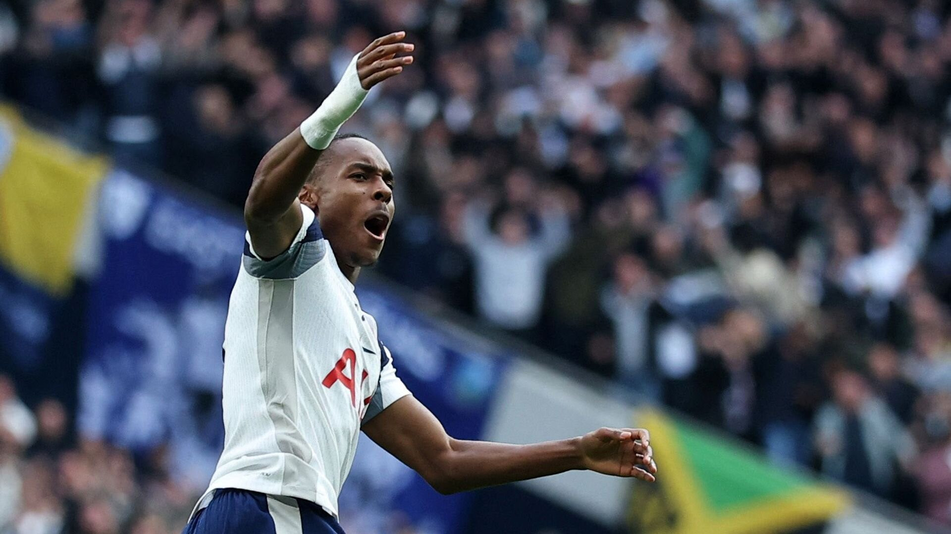 resources_premierleague_pulselive_com 2025 11 08T141346Z_225820988_UP1ELB813IWD7_RTRMADP_3_SOCCER ENGLAND TOT MUN (1).jpg